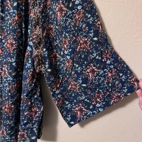Gimmicks by BKE floral boho top Size Large - Picture 7 of 9